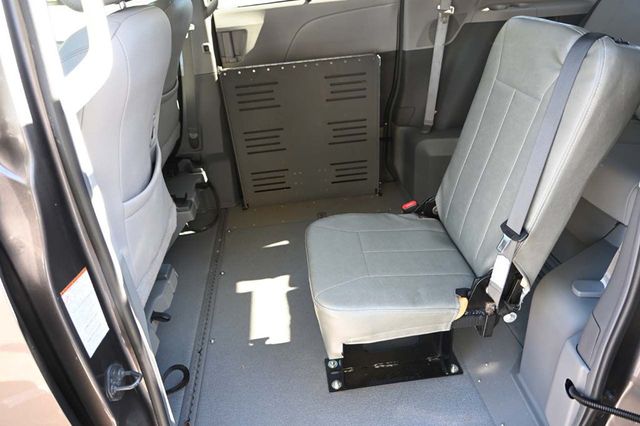 2015 Toyota Sienna XLE Mobility Handicap Van - 22927927 - 29