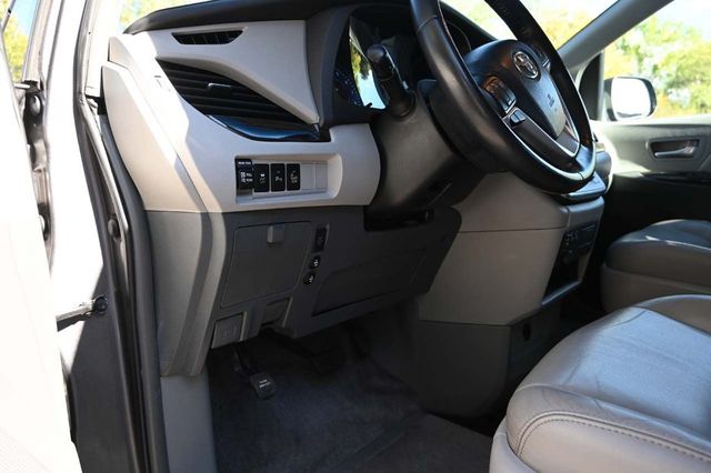2015 Toyota Sienna XLE Mobility Handicap Van - 22927927 - 32