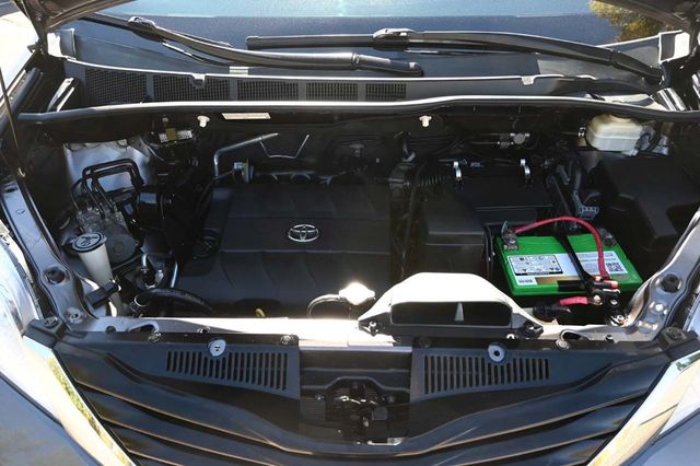 2015 Toyota Sienna XLE Mobility Handicap Van - 22927927 - 37