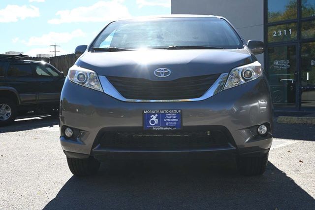 2015 Toyota Sienna XLE Mobility Handicap Van - 22927927 - 3