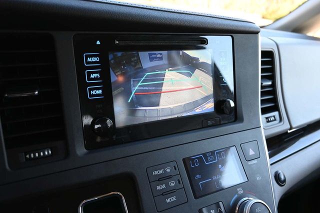 2015 Toyota Sienna XLE Mobility Handicap Van - 22927927 - 39