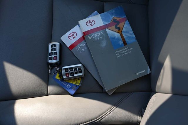 2015 Toyota Sienna XLE Mobility Handicap Van - 22927927 - 40