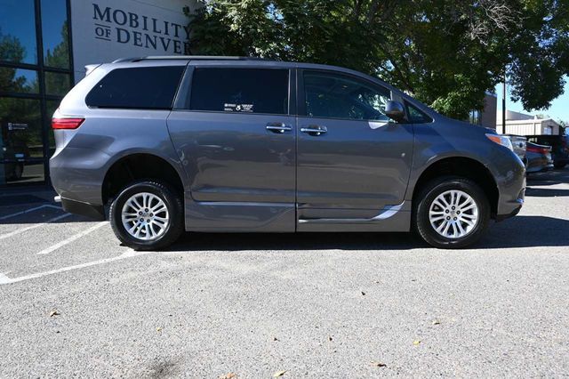 2015 Toyota Sienna XLE Mobility Handicap Van - 22927927 - 4
