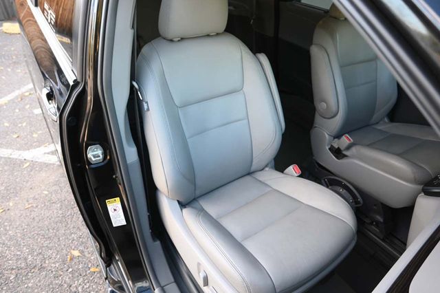 2015 Toyota Sienna XLE Mobility Handicap Van - 22932512 - 15