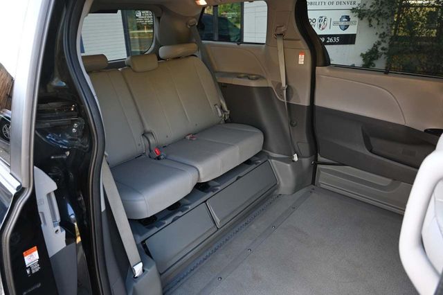 2015 Toyota Sienna XLE Mobility Handicap Van - 22932512 - 17