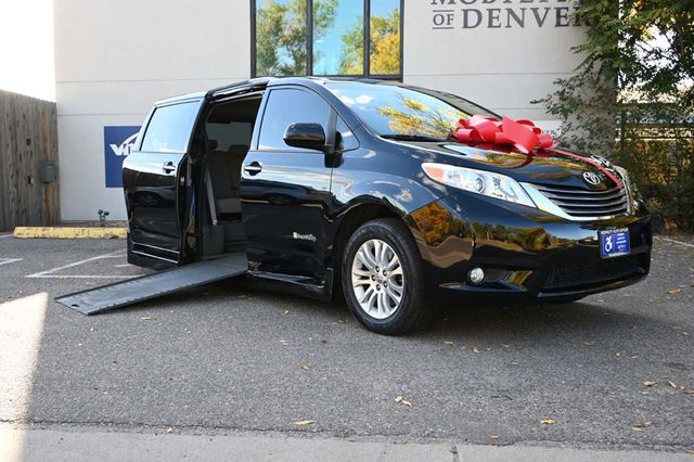 2015 Toyota Sienna XLE Mobility Handicap Van - 22932512 - 1