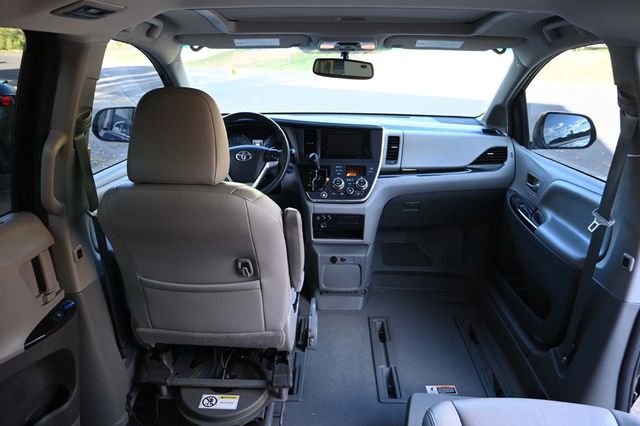 2015 Toyota Sienna XLE Mobility Handicap Van - 22932512 - 20