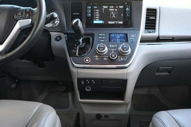 2015 Toyota Sienna XLE Mobility Handicap Van - 22932512 - 24