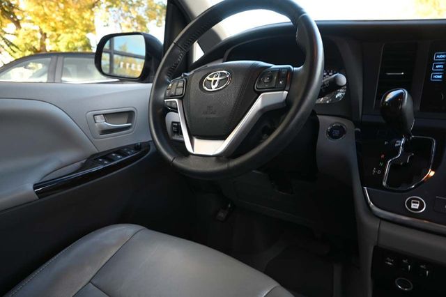 2015 Toyota Sienna XLE Mobility Handicap Van - 22932512 - 25