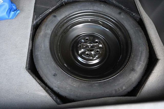 2015 Toyota Sienna XLE Mobility Handicap Van - 22932512 - 28