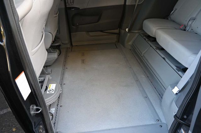 2015 Toyota Sienna XLE Mobility Handicap Van - 22932512 - 29