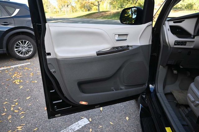 2015 Toyota Sienna XLE Mobility Handicap Van - 22932512 - 31