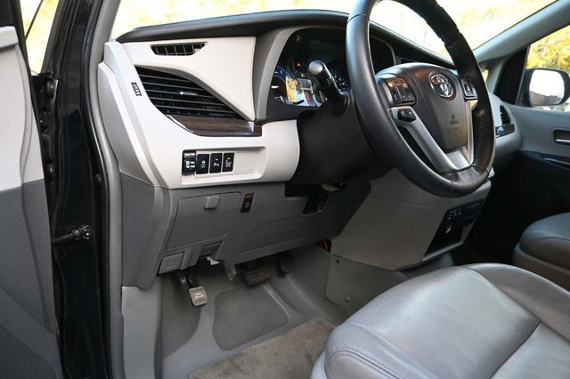 2015 Toyota Sienna XLE Mobility Handicap Van - 22932512 - 32