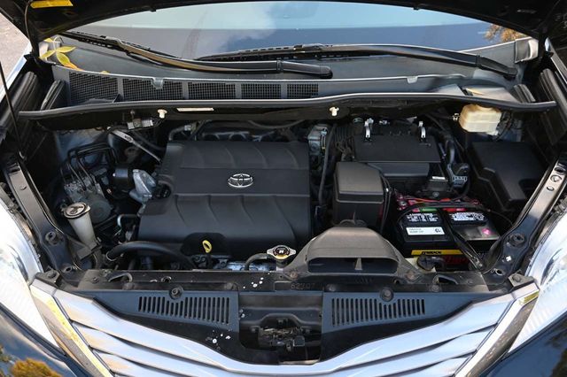 2015 Toyota Sienna XLE Mobility Handicap Van - 22932512 - 37