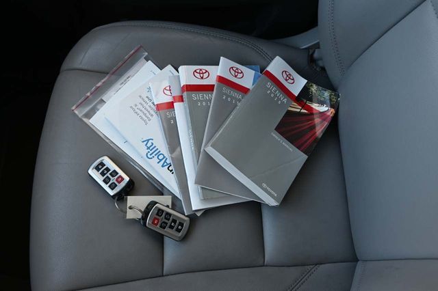 2015 Toyota Sienna XLE Mobility Handicap Van - 22932512 - 39