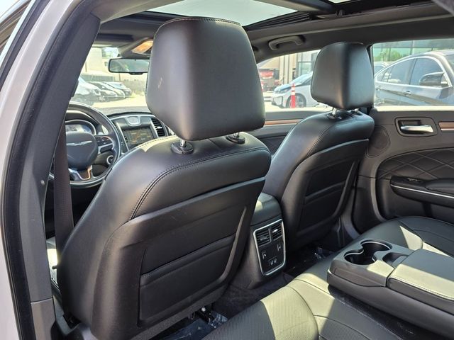 2016 Chrysler 300 4dr Sedan 300C Platinum RWD - 22912173 - 17