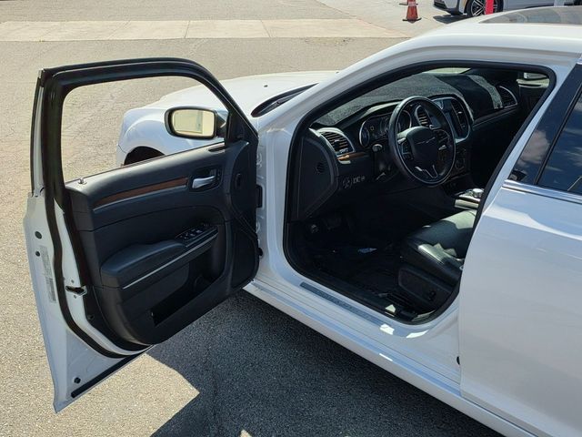 2016 Chrysler 300 4dr Sedan 300C Platinum RWD - 22912173 - 38