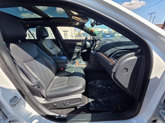 2016 Chrysler 300 4dr Sedan 300C Platinum RWD - 22912173 - 8