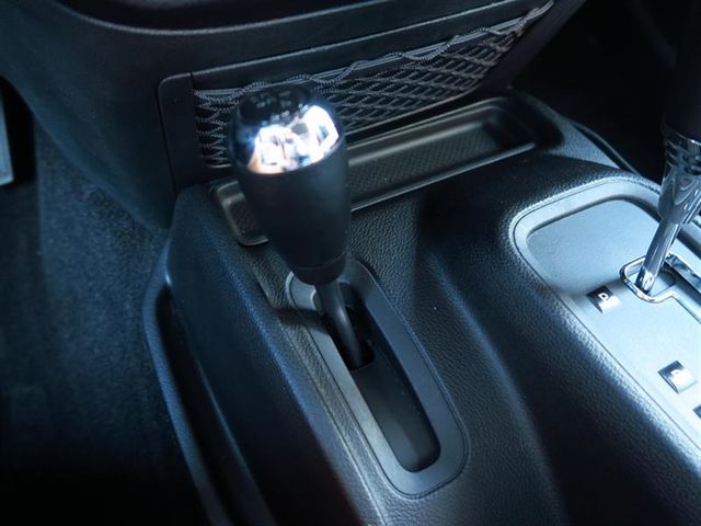 2016 Jeep Wrangler 4WD 2dr Sahara - 17081833 - 25