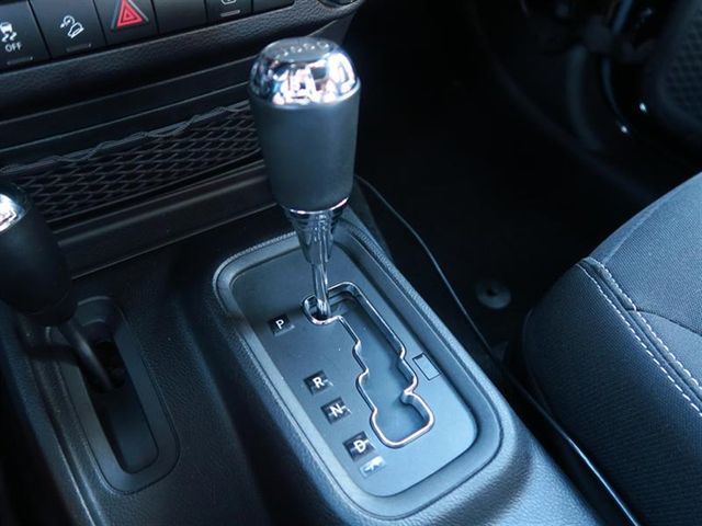 2016 Jeep Wrangler 4WD 2dr Sahara - 17081833 - 26