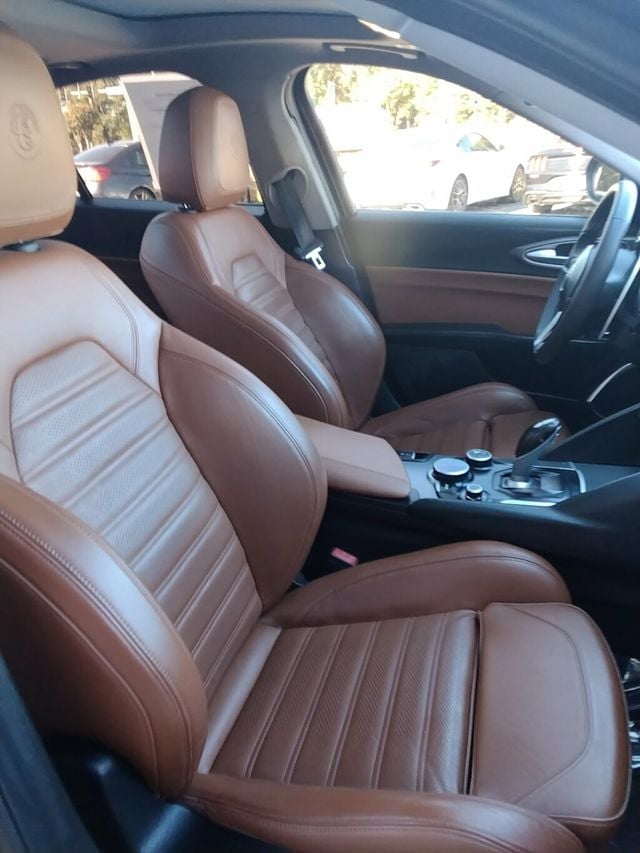 2017 Alfa Romeo Giulia Ti AWD - 22936624 - 10