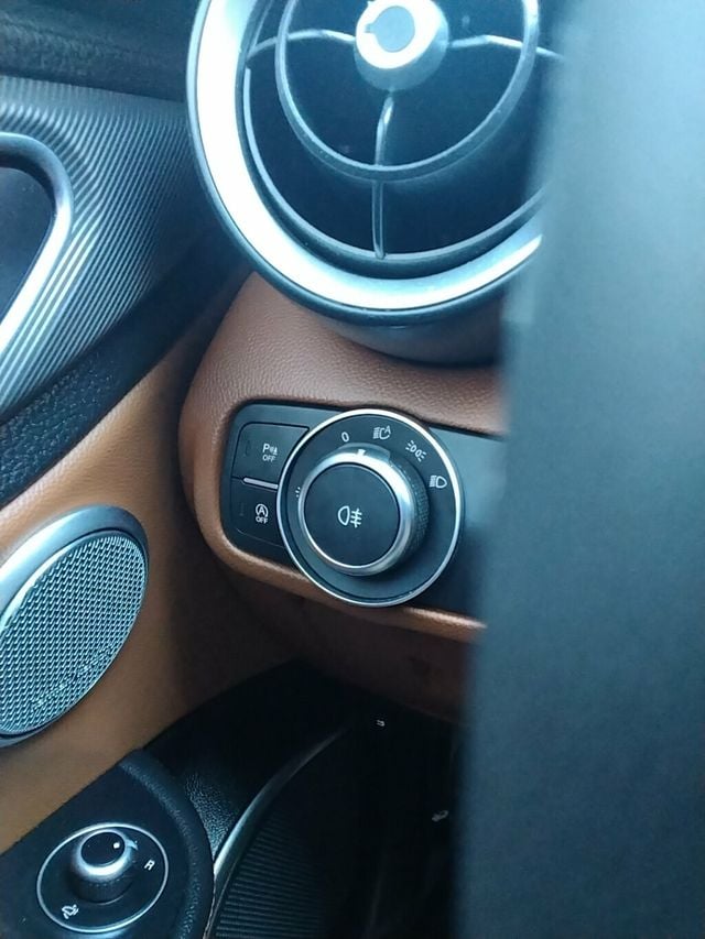 2017 Alfa Romeo Giulia Ti AWD - 22936624 - 27