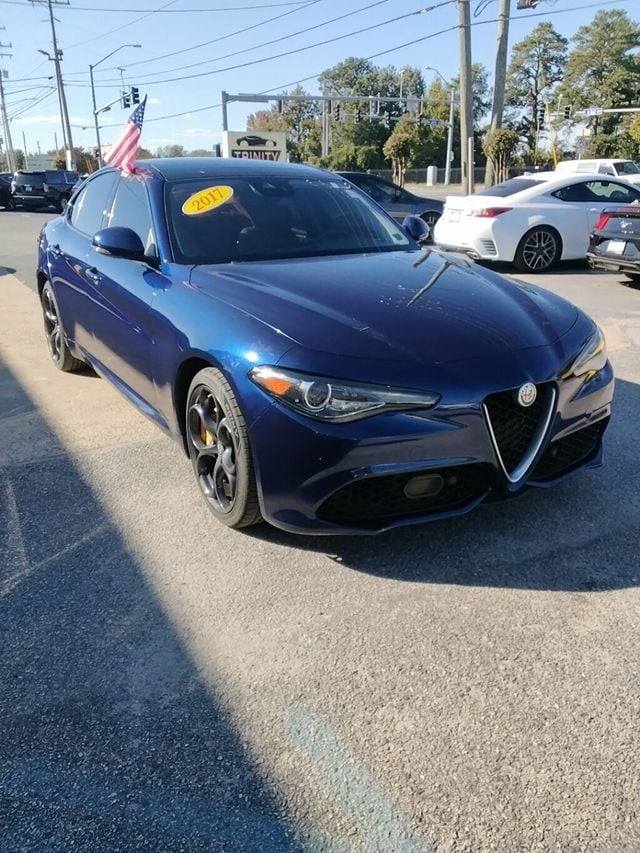 2017 Alfa Romeo Giulia Ti AWD - 22936624 - 4