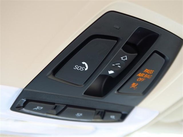 2017 BMW 3 Series 320i xDrive - 17042077 - 22