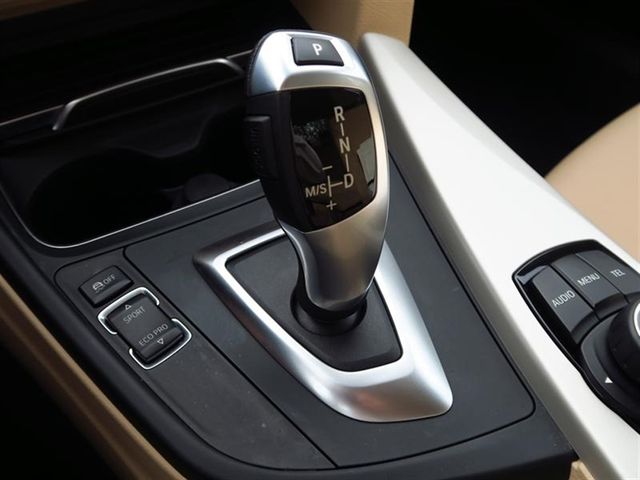 2017 BMW 3 Series 320i xDrive - 17042077 - 25