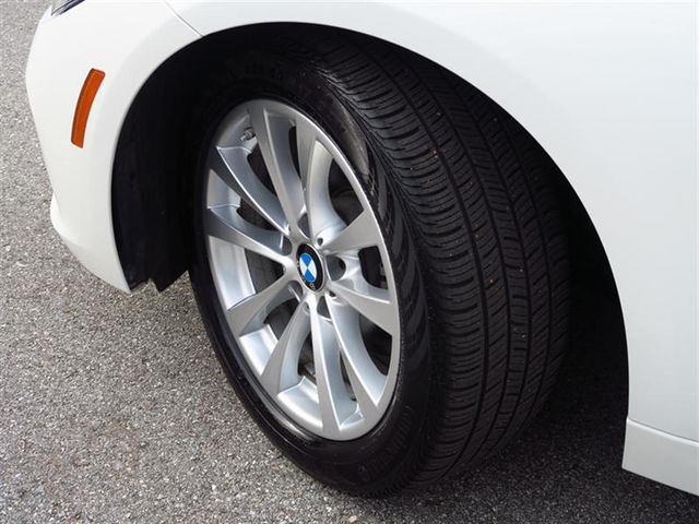 2017 BMW 3 Series 320i xDrive - 17042077 - 30