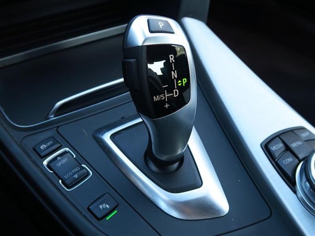 2017 BMW 3 Series 320i xDrive - 17042081 - 27