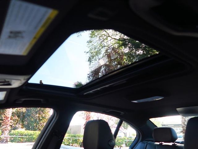 2017 BMW 3 Series 330i - 17037465 - 21