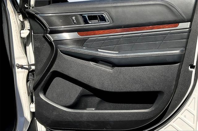 2017 Ford Explorer Platinum 4WD - 22938388 - 14