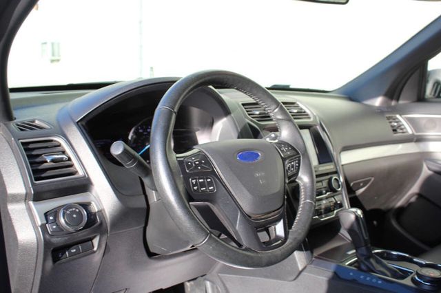 2017 Ford Explorer XLT 4WD - 22912355 - 9