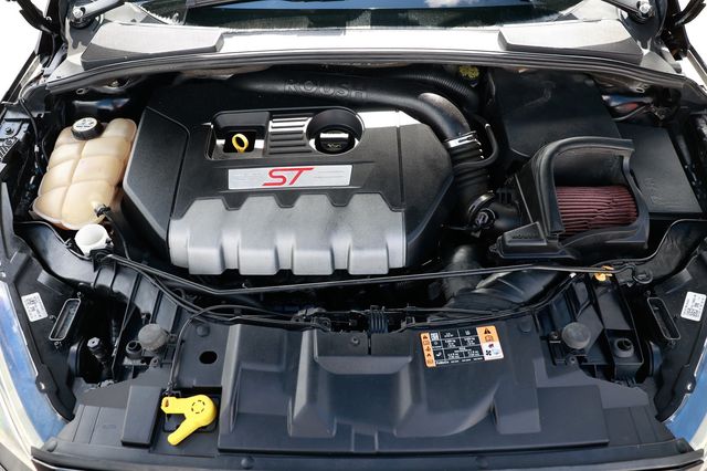 2017 Ford Focus ST Hatch - 22936841 - 19
