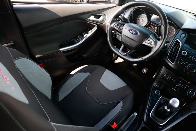 2017 Ford Focus ST Hatch - 22936841 - 21