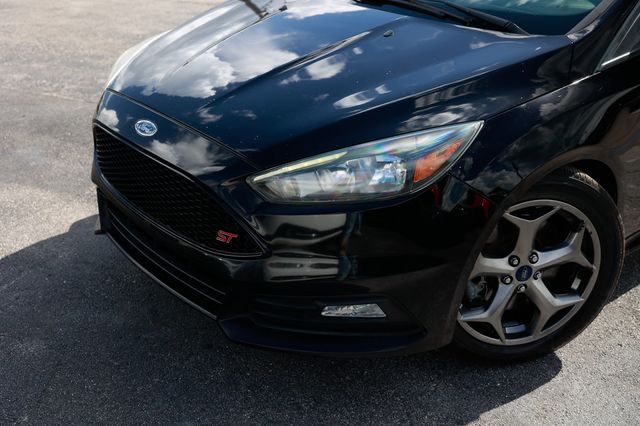 2017 Ford Focus ST Hatch - 22936841 - 30