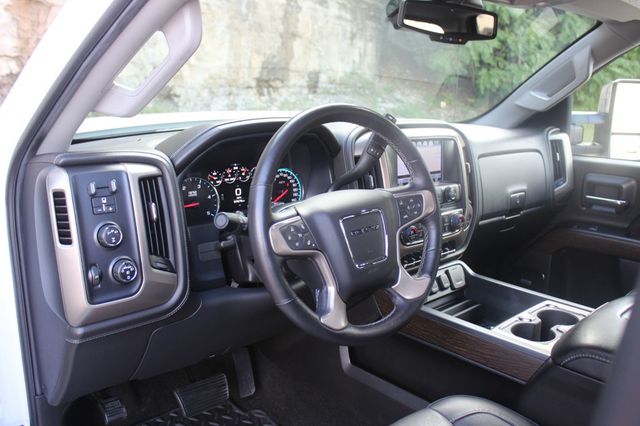 2017 GMC Sierra 2500HD 4WD Crew Cab 153.7" Denali - 22902253 - 19