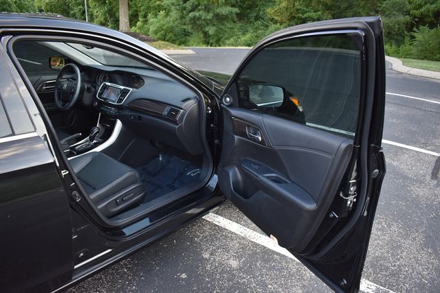 2017 Honda Accord Sedan EX-L V6 Automatic w/Navi & Honda Sensing - 22903867 - 37