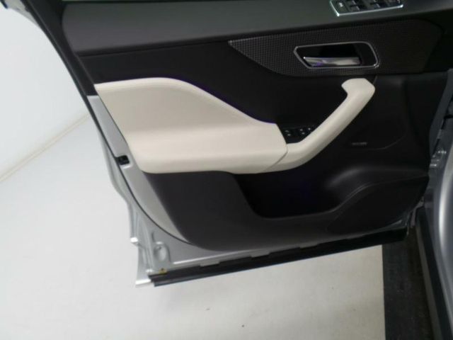 2017 Jaguar F-PACE First Edition AWD - 15400182 - 9