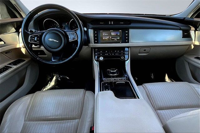 2017 Jaguar XF 35t Prestige AWD - 22920702 - 18