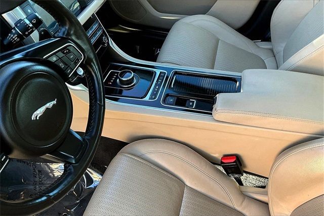 2017 Jaguar XF 35t Prestige AWD - 22920702 - 30