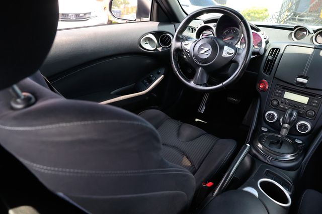 2017 Nissan 370Z Coupe Automatic - 22887316 - 13
