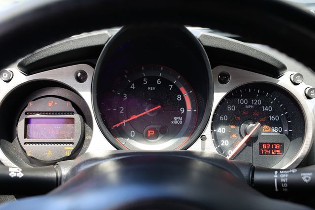 2017 Nissan 370Z Coupe Automatic - 22887316 - 24