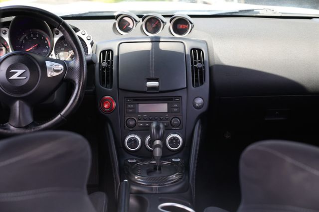 2017 Nissan 370Z Coupe Automatic - 22887316 - 32
