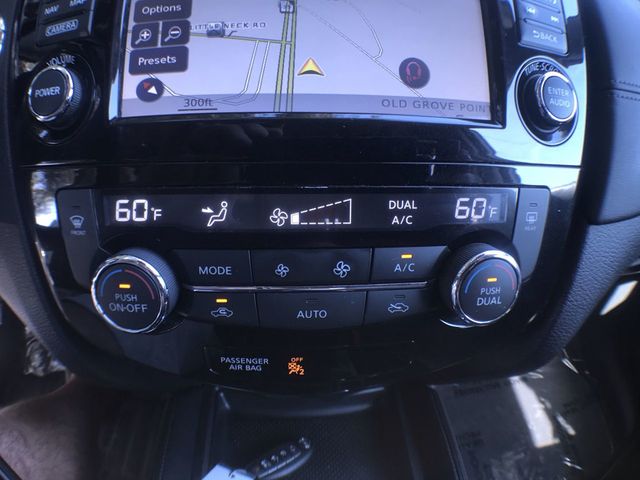 2017 Nissan Rogue SV - 22932704 - 19
