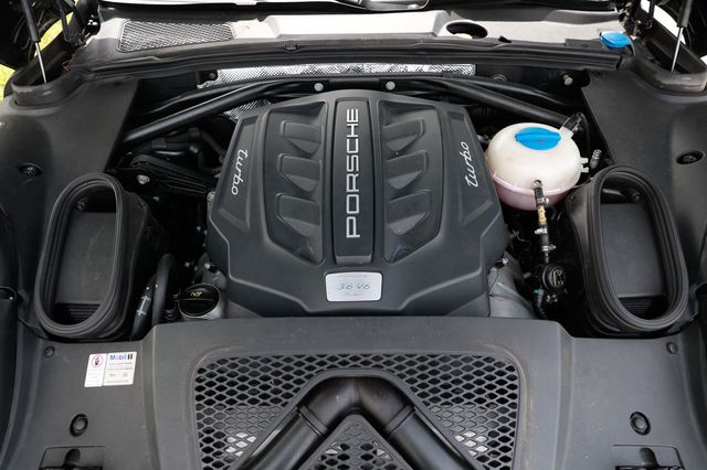 2017 Porsche Macan Turbo AWD - 22876729 - 19