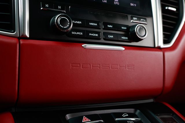 2017 Porsche Macan Turbo AWD - 22876729 - 32