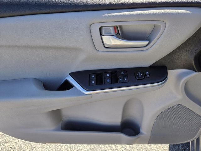2017 Toyota Camry LE Automatic - 22917739 - 14