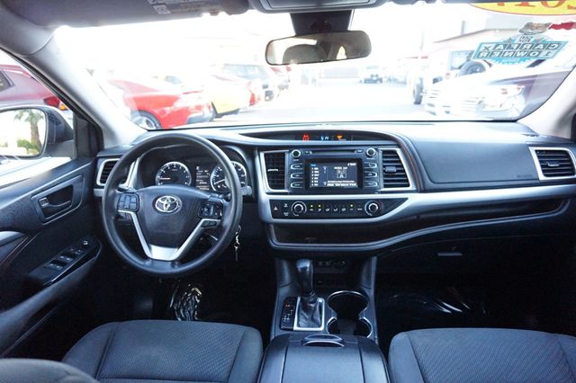 2017 Toyota Highlander THIRD ROW SEATS,TOWING PKG, PREMIUM WHEELS - 22920326 - 32